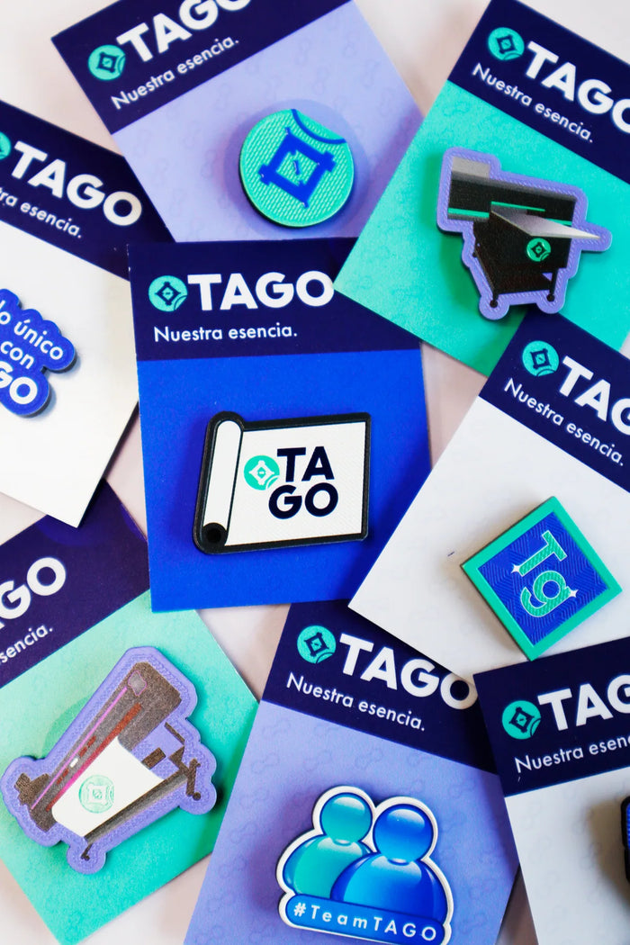 Pines personalizados de acrílico texturizado con logo