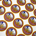 Detalle de insignia texturizada aplicada en prenda