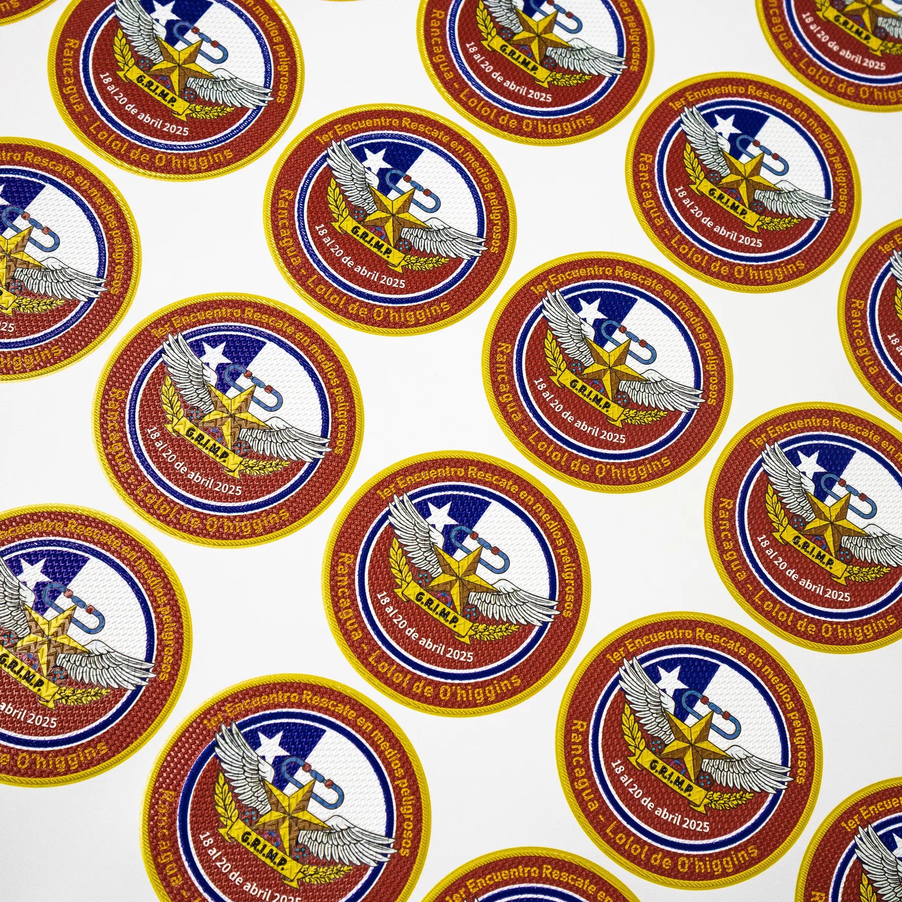 Detalle de insignia texturizada aplicada en prenda
