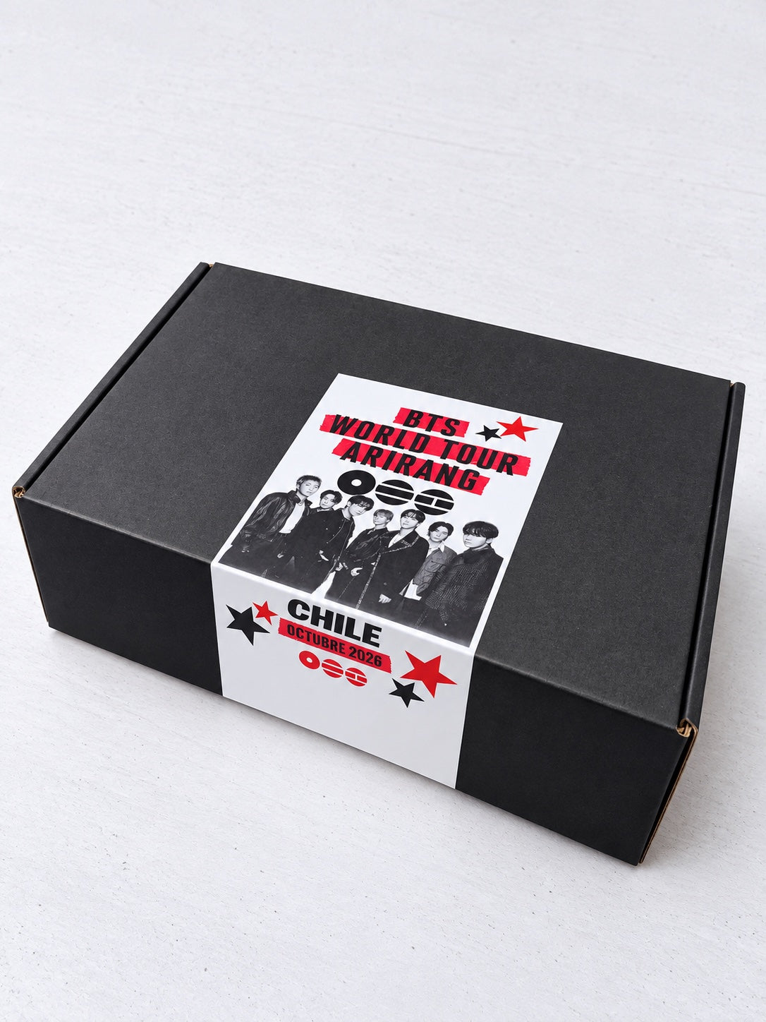 Caja negra BTS World Tour Arirang en Chile con el sello de los siete integrantes, Chile · Octubre 2026, sobre fondo blanco