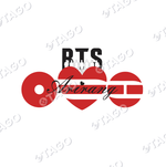 Diseño de polera Arirang corazón: BTS con las siete siluetas pequeñas, un corazón rojo grande, Arirang en letra manuscrita y los círculos