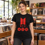 Polera negra con el logo de BTS y el de Arirang en rojo, estampados con la lámina BTS Arirang