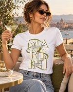 Polera blanca con el diseño Martini de la lámina Cócteles, con una copa de martini en la mano y la ciudad de fondo