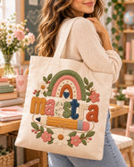 Bolsa tote con la palabra Maestra en letras bordadas, arcoíris de fieltro, lápiz y flores, de la lámina de un metro del Día del Profesor