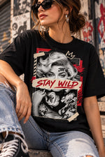 Polera negra con el retrato de Marilyn Monroe en blanco y negro y la frase Stay Wild