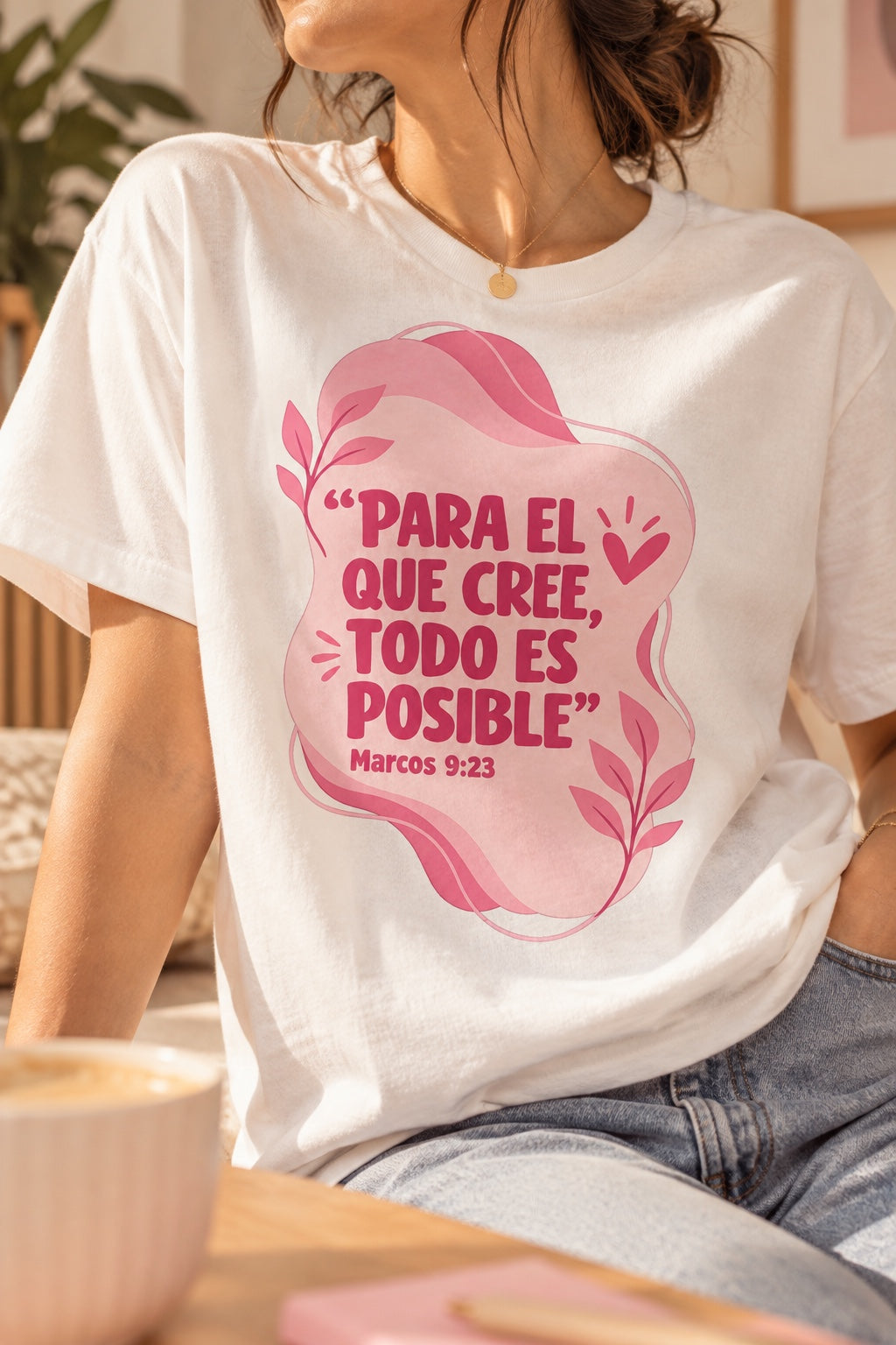 Polera blanca con la frase Para el que cree, todo es posible, Marcos 9:23, en rosado