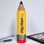 Portalápices con forma de lápiz personalizado con el nombre «Miss Maca» escrito a lo largo del cuerpo, con un corazón