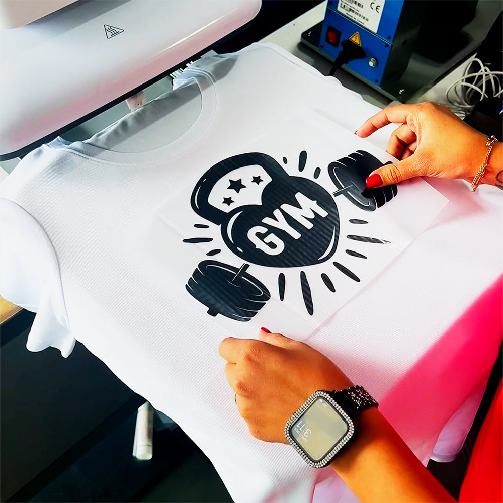 Ubicando el diseño DTF sobre una polera blanca en la plancha térmica antes de estampar