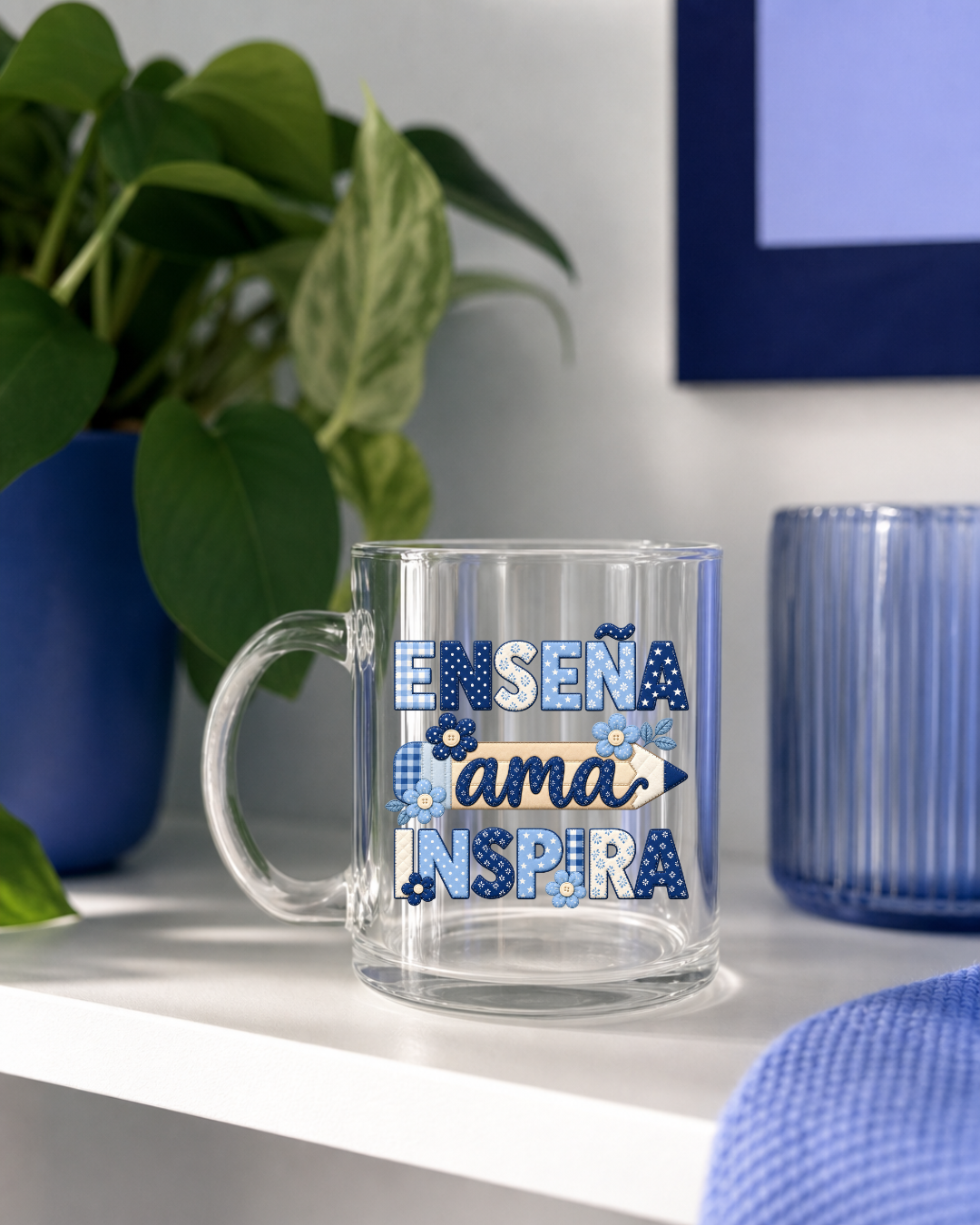 Taza de vidrio de 11 oz con el diseño Enseña, ama, inspira en azules
