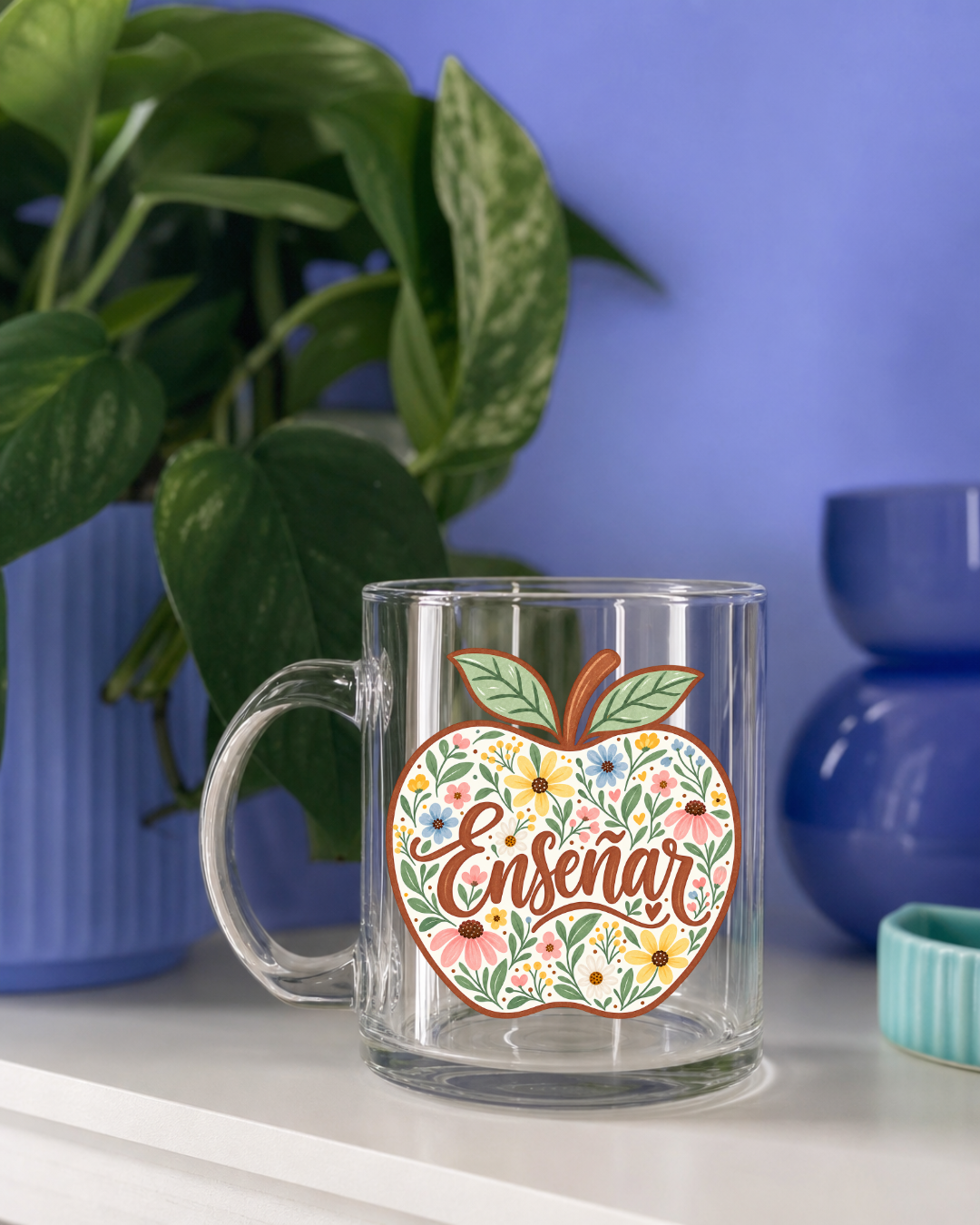 Taza de vidrio de 11 oz con una manzana de flores campestres y la palabra Enseñar