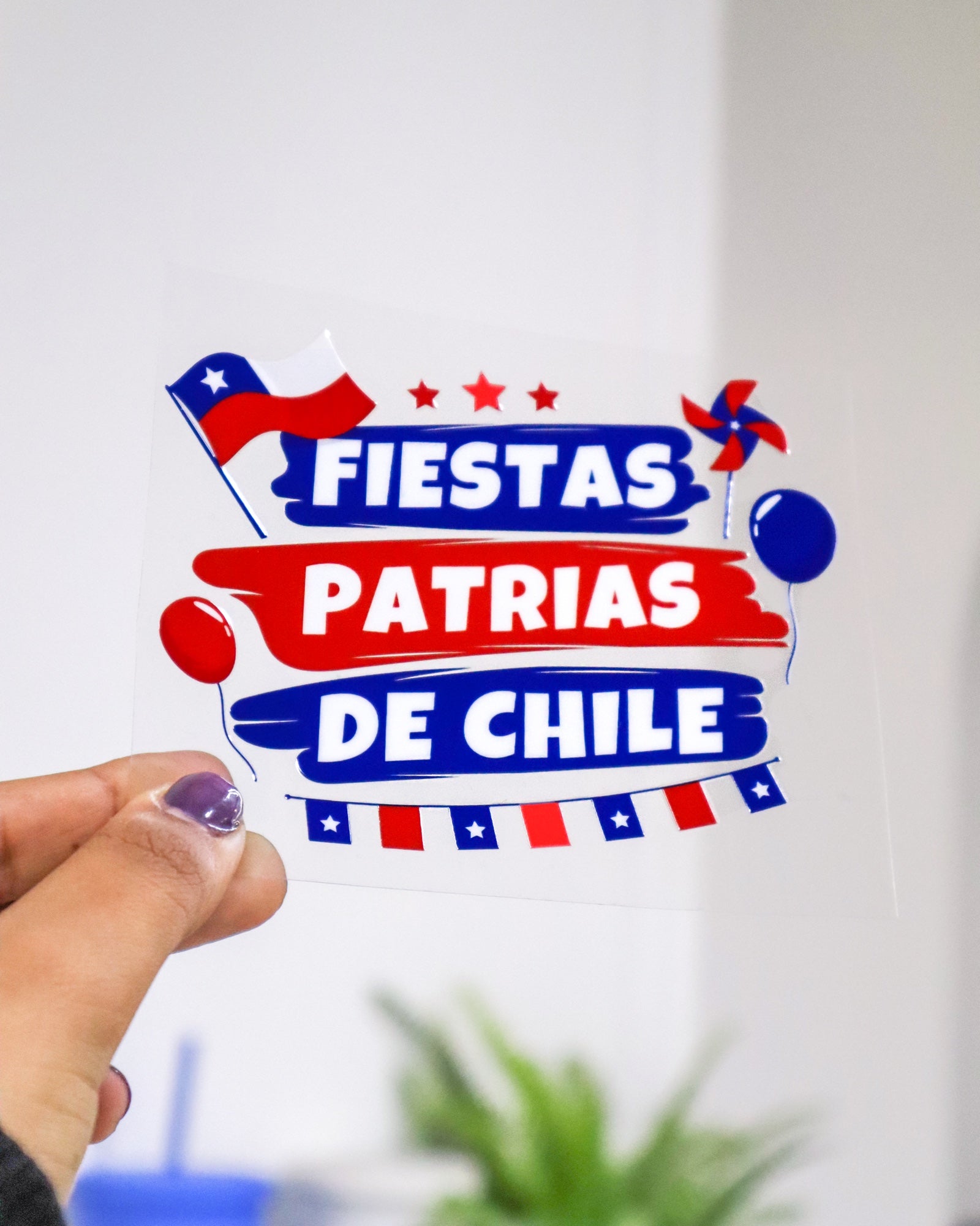 Diseño recortado Fiestas Patrias de Chile, sostenido en la mano