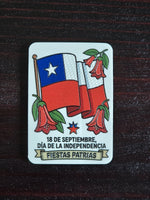 Imán con la bandera de Chile entre copihues y la fecha del 18 de septiembre