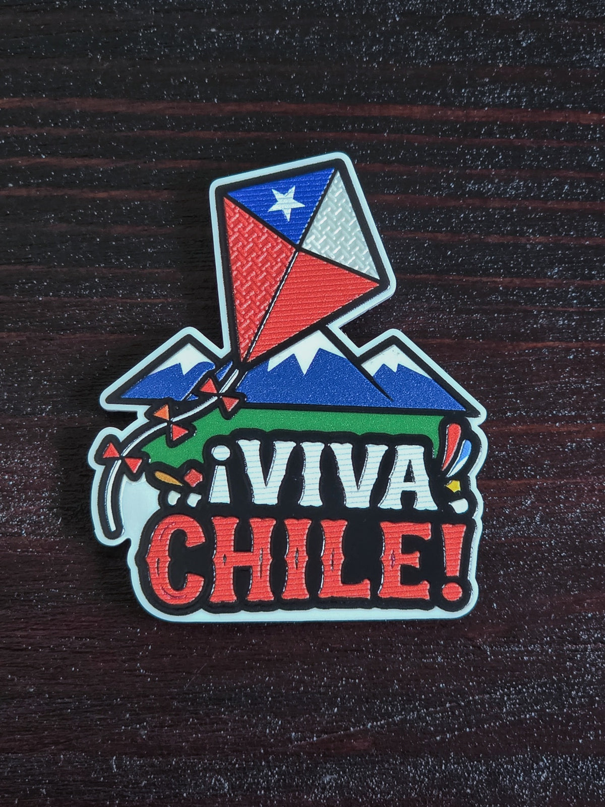 Imán ¡Viva Chile! con un volantín sobre la cordillera