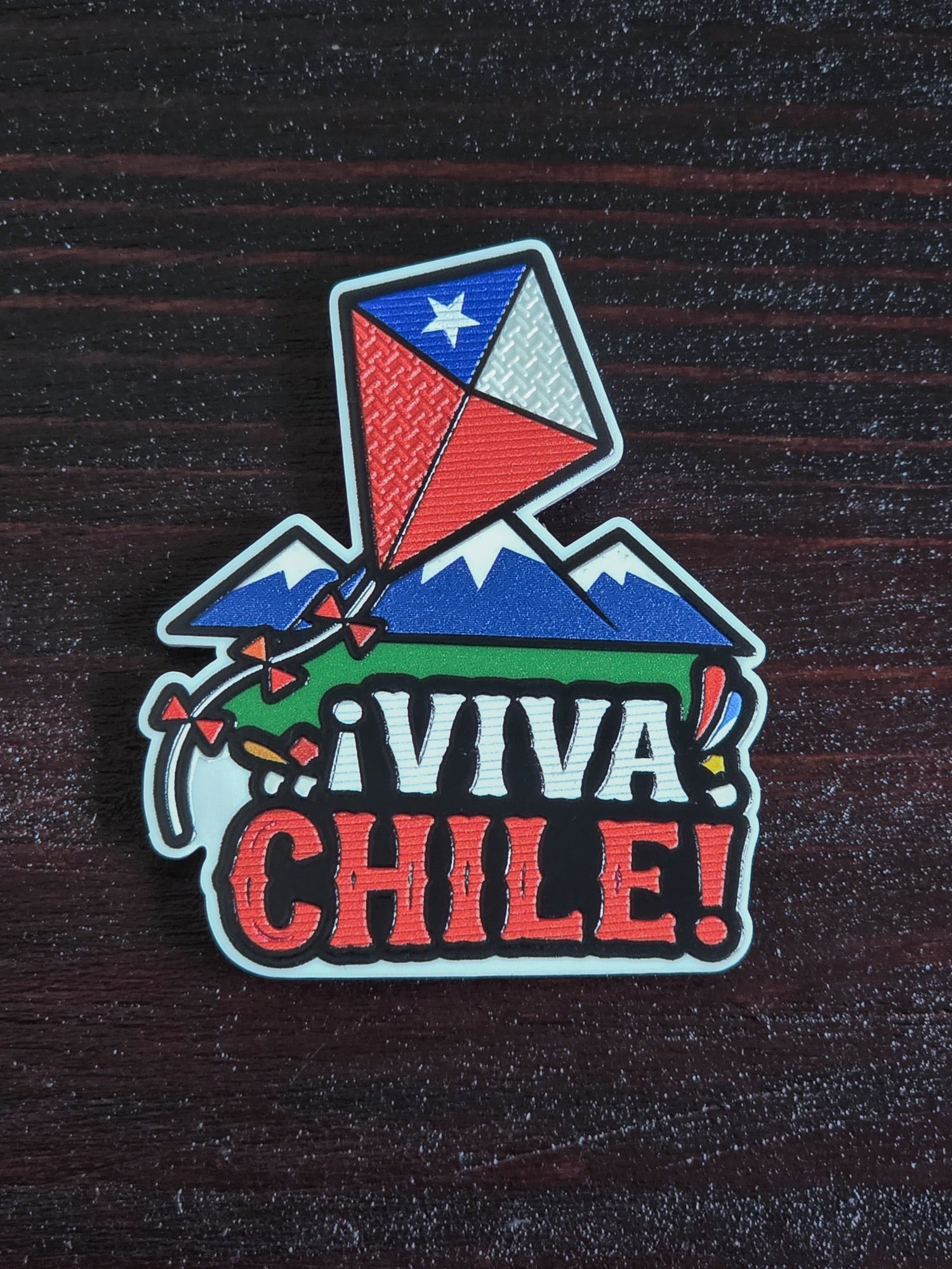 Imán ¡Viva Chile! con un volantín sobre la cordillera