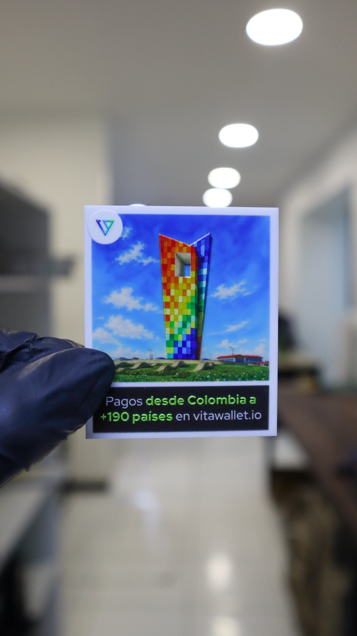 Imán personalizado en la mano, para ver su tamaño