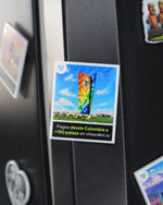 Imán personalizado pegado en un refrigerador