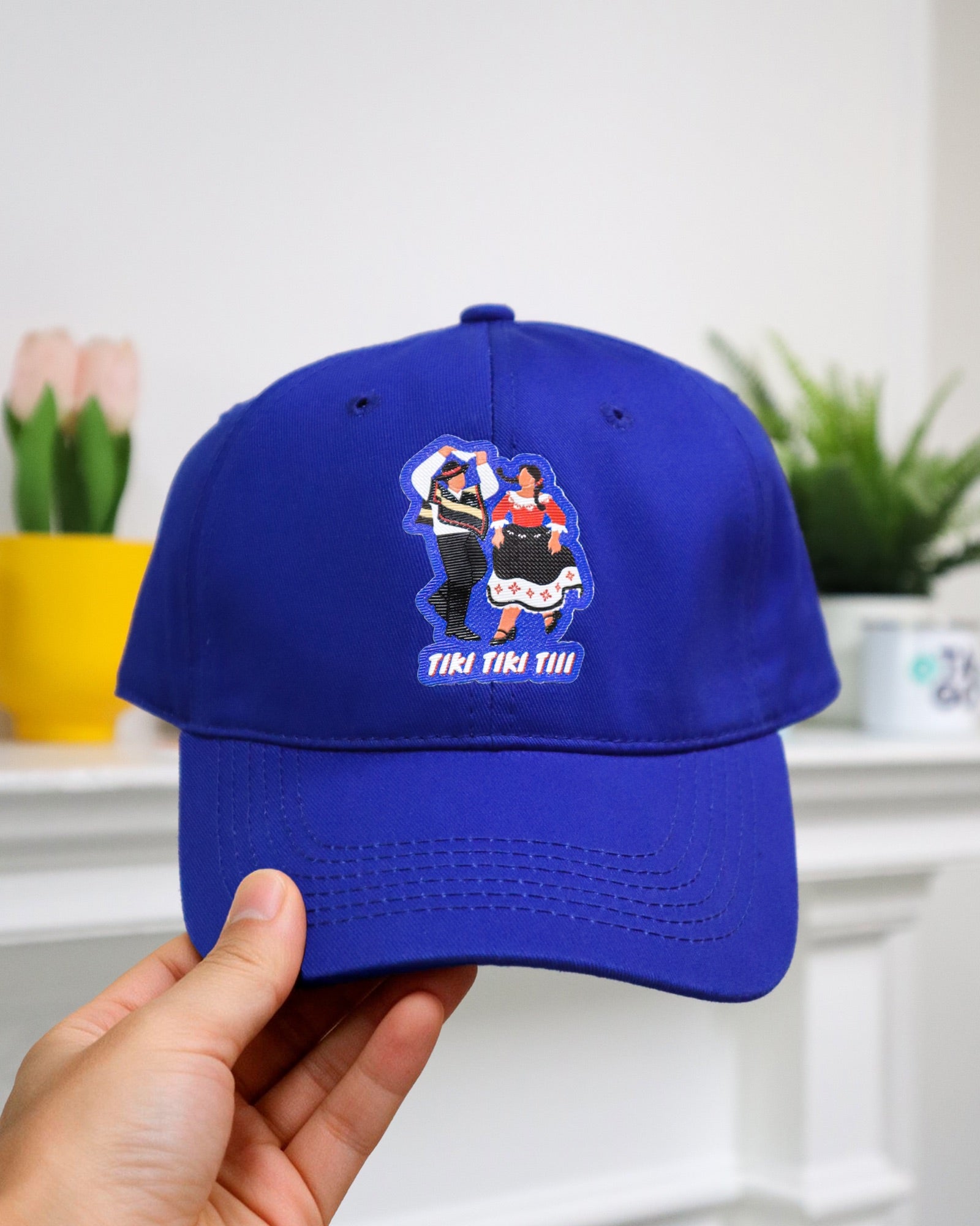 Jockey azul con el parche de cueca aplicado al frente