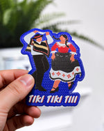Parche texturizado de cueca con la pareja bailando y la frase Tiki tiki tiii