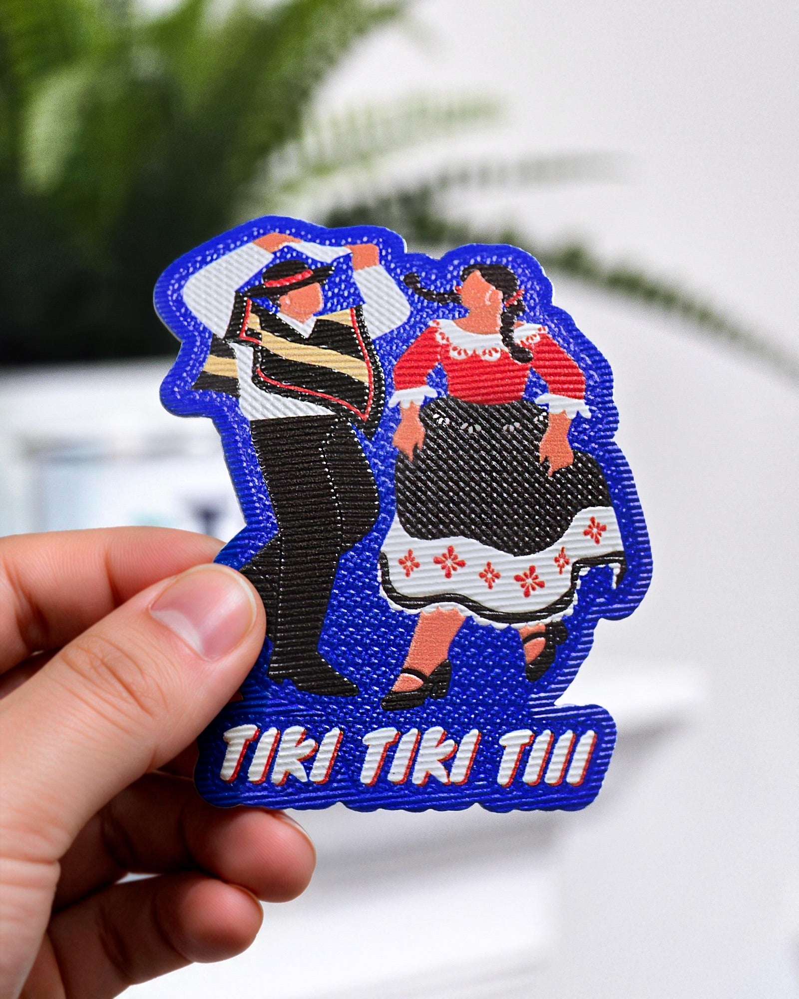 Parche texturizado de cueca con la pareja bailando y la frase Tiki tiki tiii