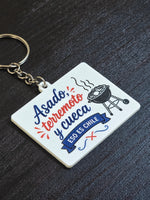 Llavero cuadrado con la frase Asado, terremoto y cueca, eso es Chile
