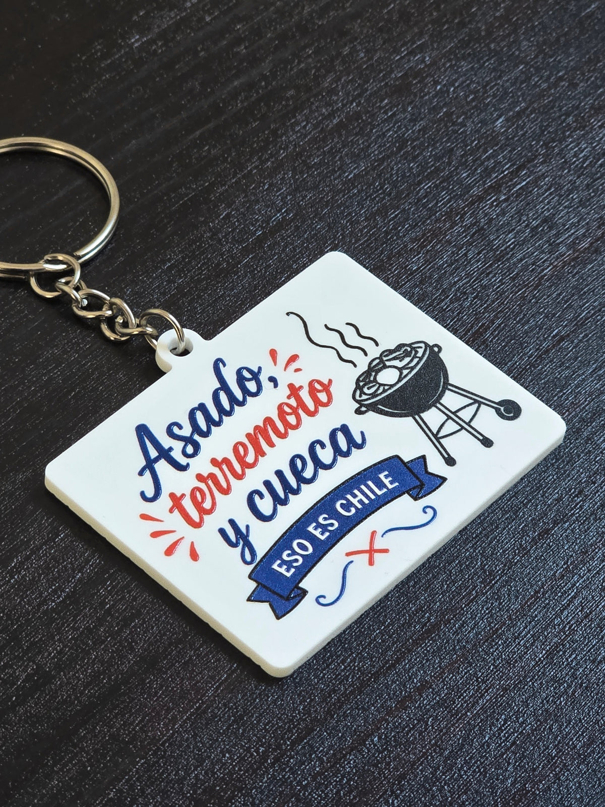 Llavero cuadrado con la frase Asado, terremoto y cueca, eso es Chile