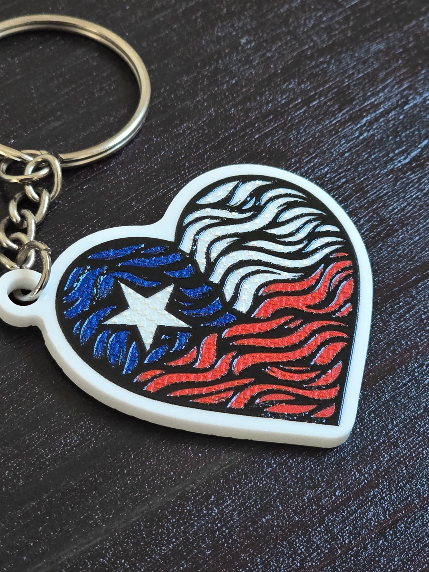 Llavero de corazón con la bandera de Chile en trazos