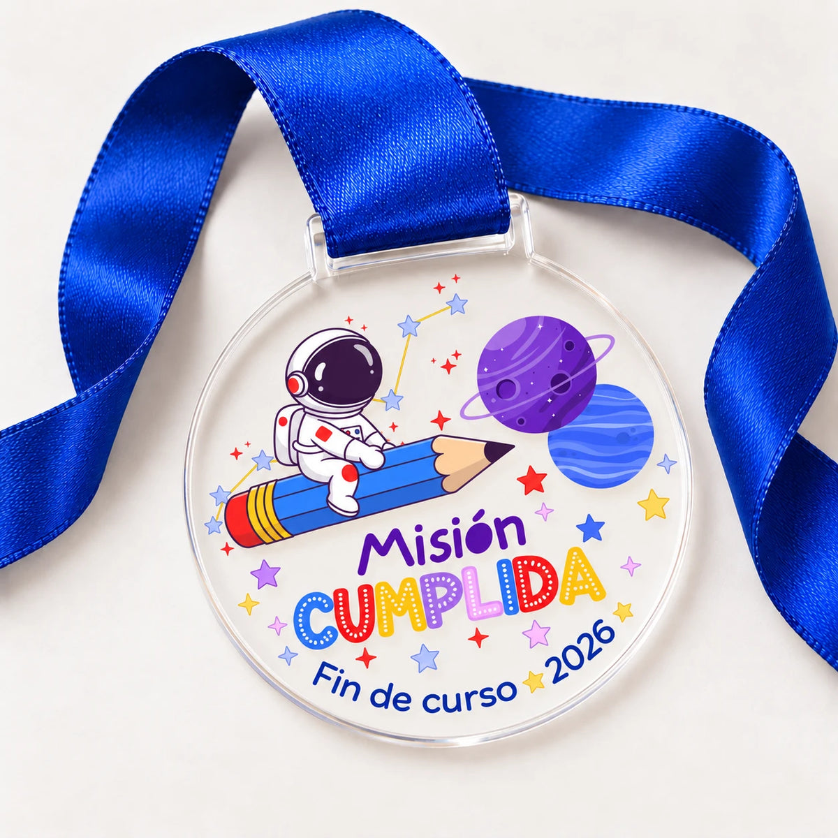 Medalla acrílica Misión cumplida, fin de curso 2026, con cinta azul