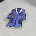 Pin de delantal azul de profe con flores, fondo transparente