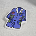 Pin de delantal azul de profe con flores, fondo blanco