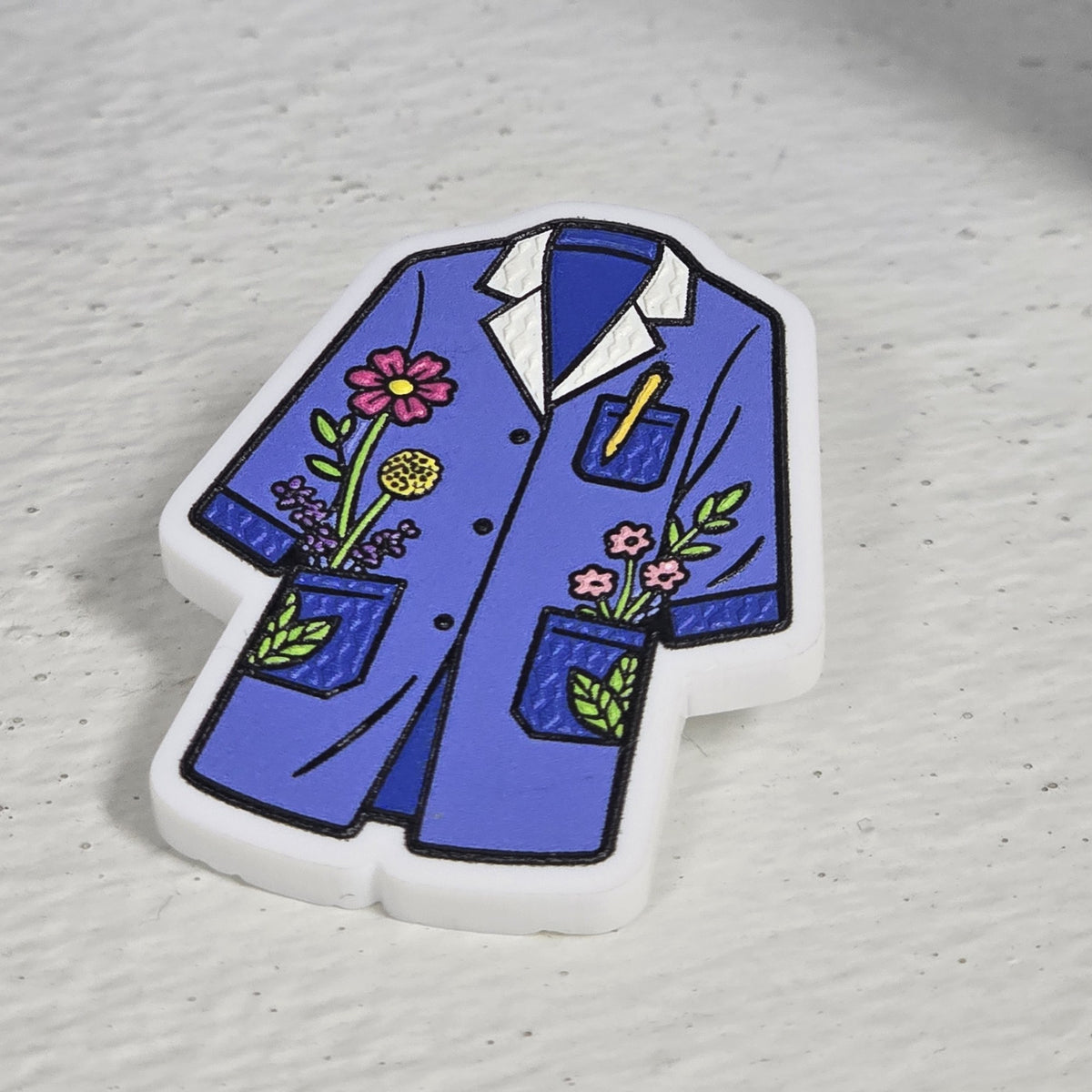 Pin de delantal azul de profe con flores, fondo blanco