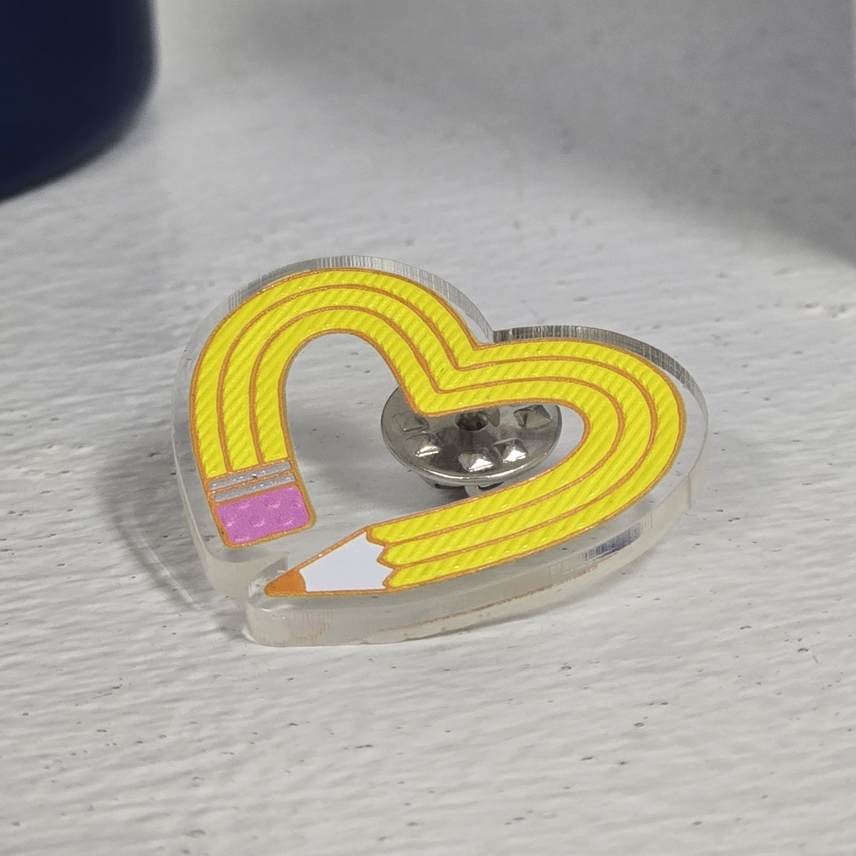 Pin de lápiz amarillo doblado en forma de corazón, fondo transparente