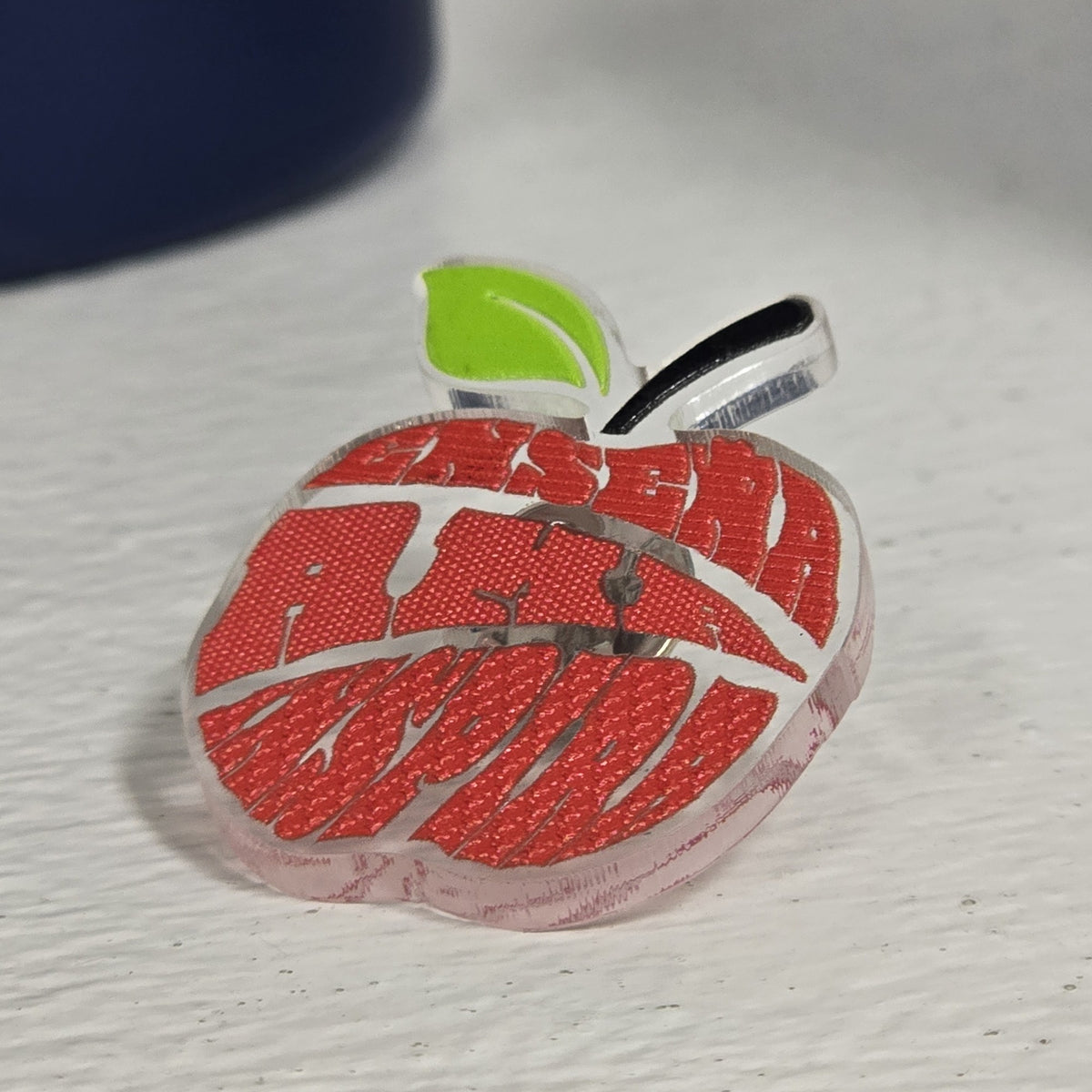 Pin de manzana roja con hoja verde, fondo transparente