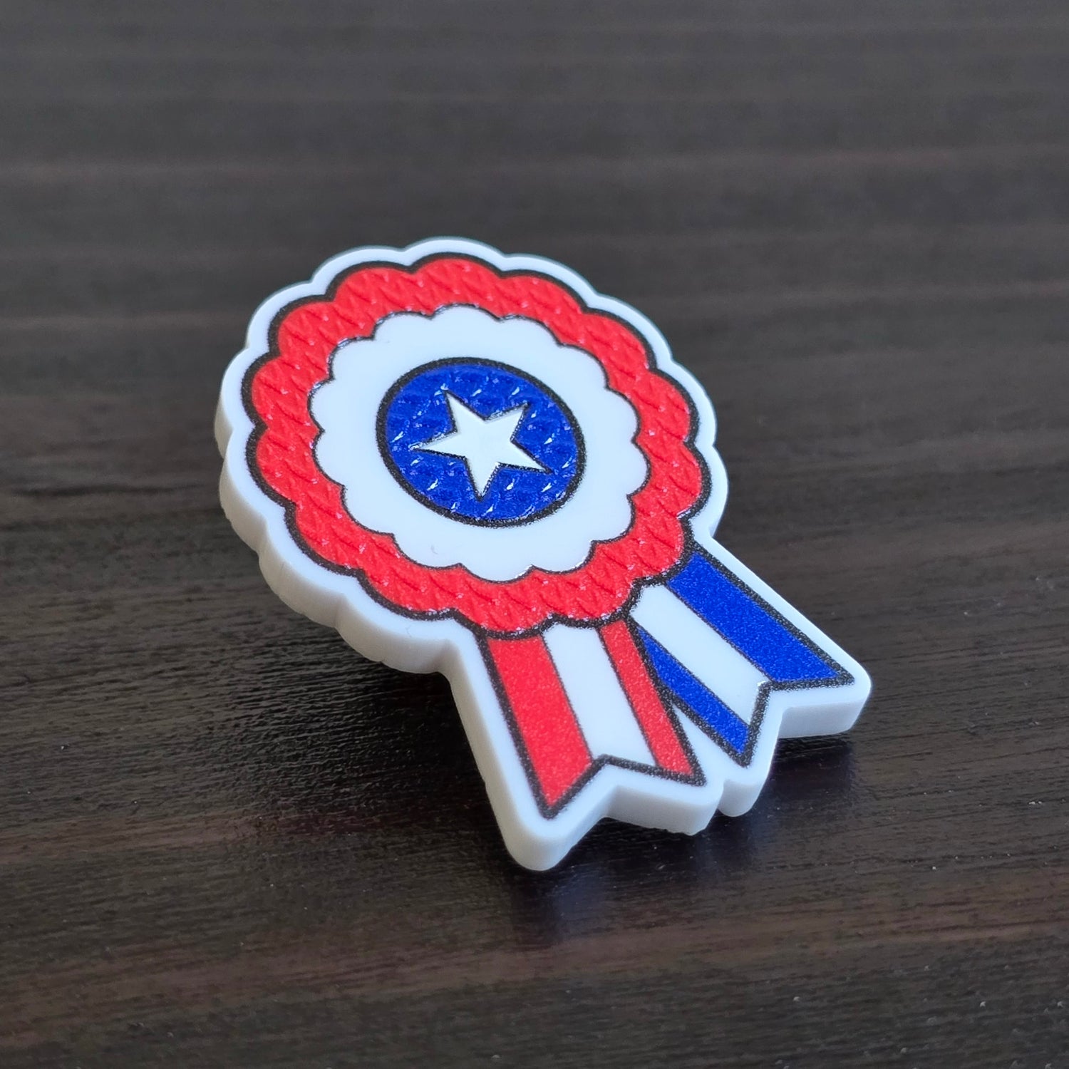 Pin de escarapela chilena en acrílico texturizado