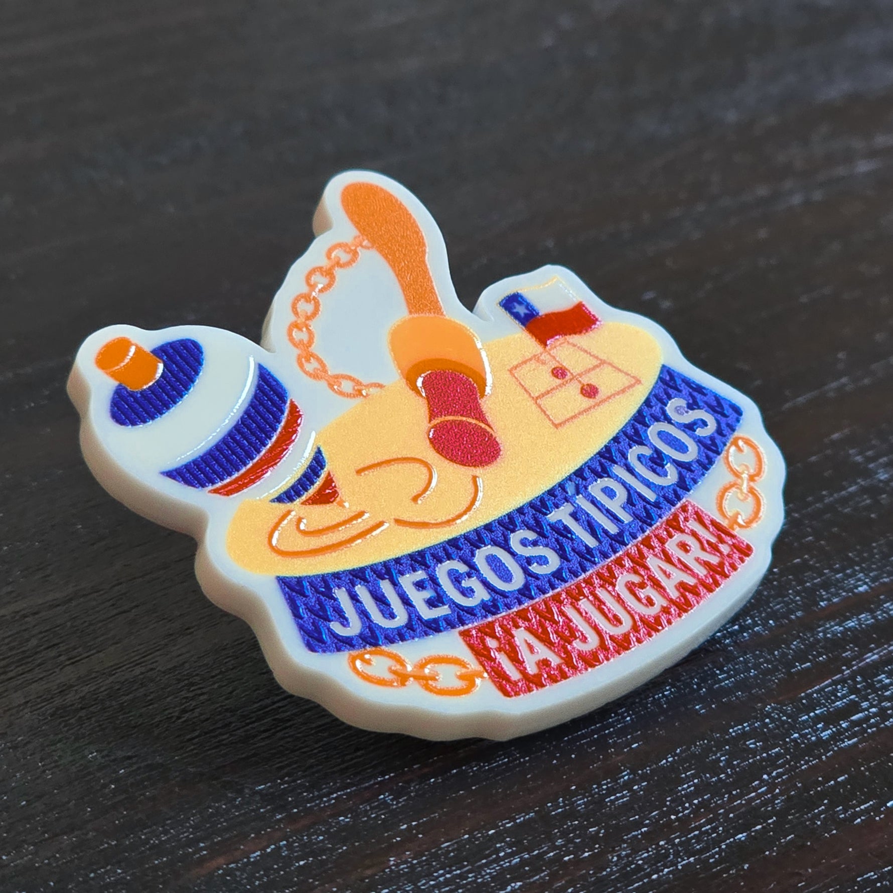Pin de juegos típicos chilenos con trompo y emboque