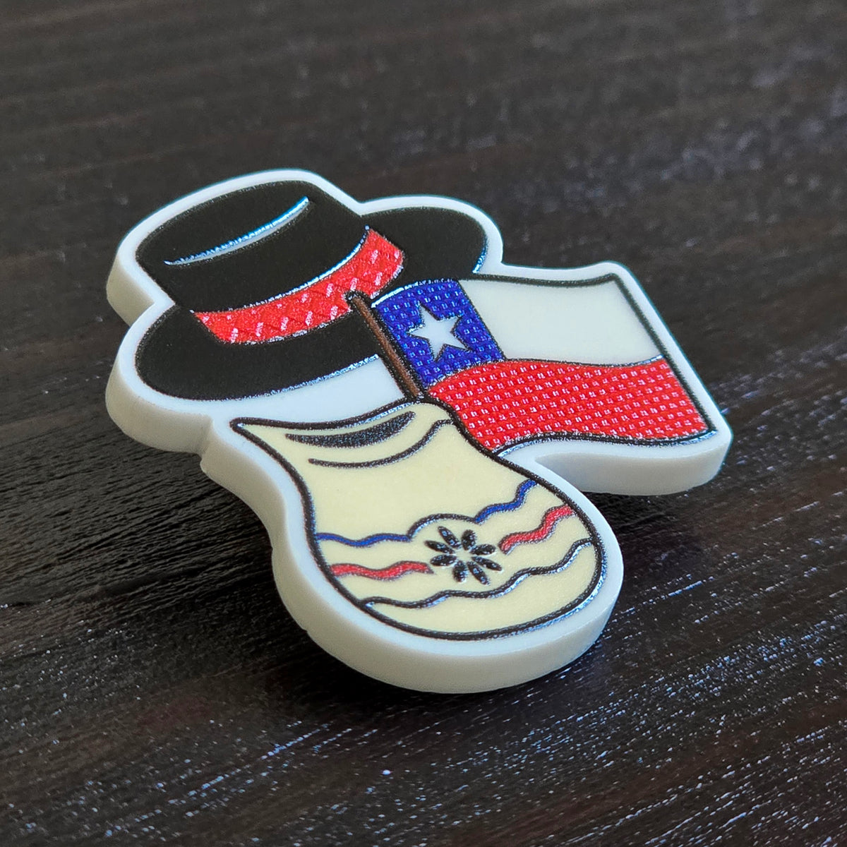 Pin de sombrero de huaso con jarro de greda y bandera chilena