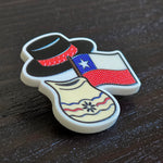 Pin de sombrero de huaso con jarro de greda y bandera chilena