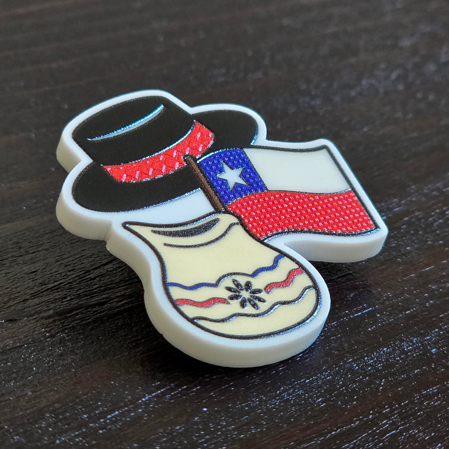 Pin de sombrero de huaso con jarro de greda y bandera chilena