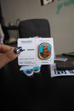 Pin personalizado en tarjeta con forma de pase de abordar