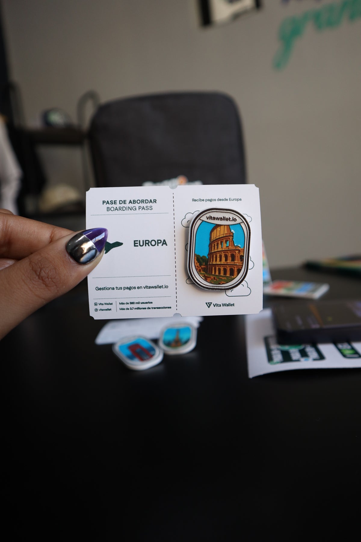 Pin personalizado en tarjeta con forma de pase de abordar