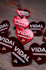Pines personalizados con forma de corazón, en acrílico con relieve