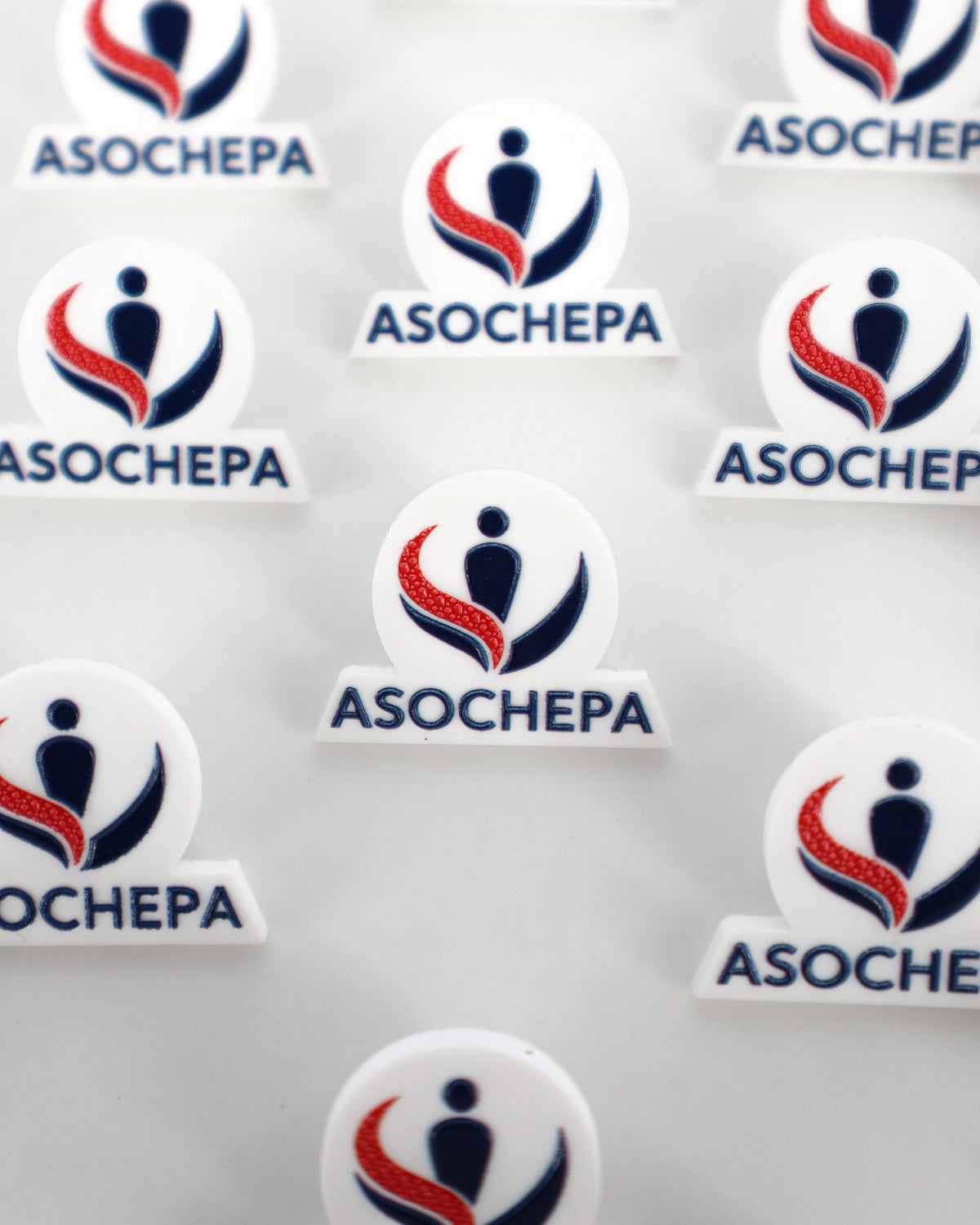 Pines personalizados con logo, cortados según su contorno