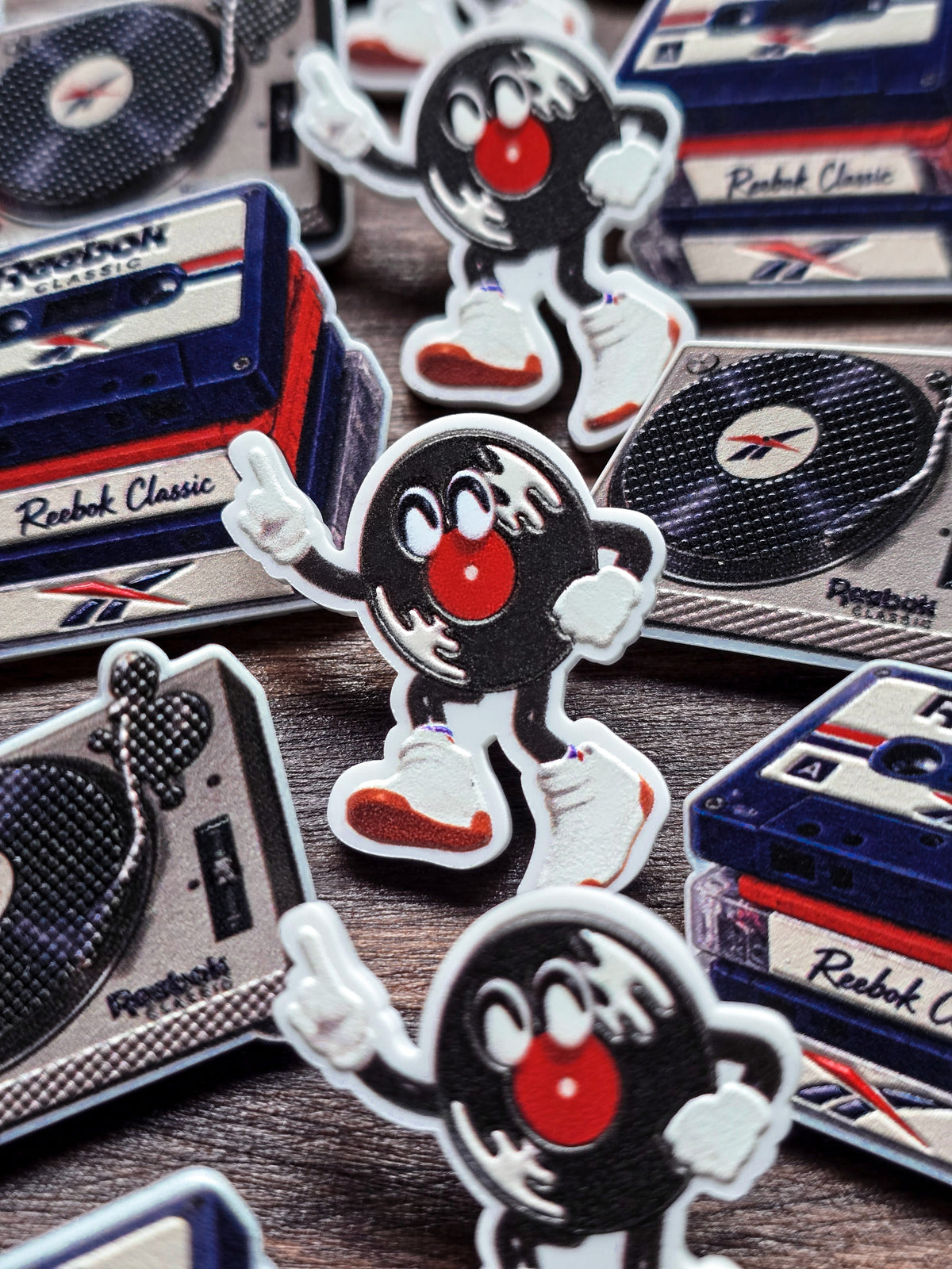 Pines personalizados con forma de personaje, cortados según el contorno del diseño
