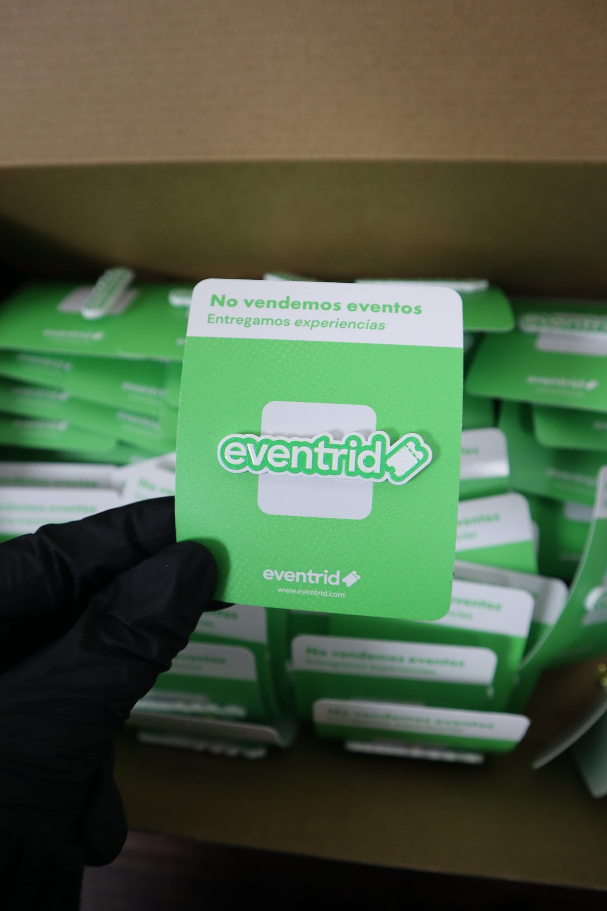 Pines personalizados en tarjetas, listos para entregar