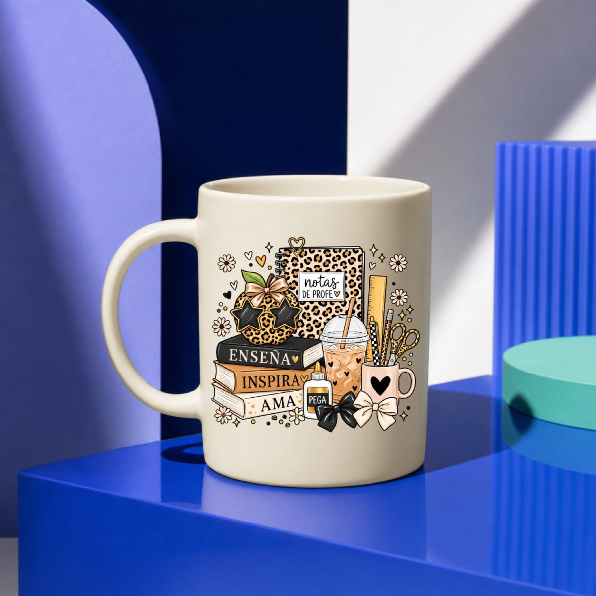 Taza con el sticker de libros Enseña, inspira, ama con estampado leopardo
